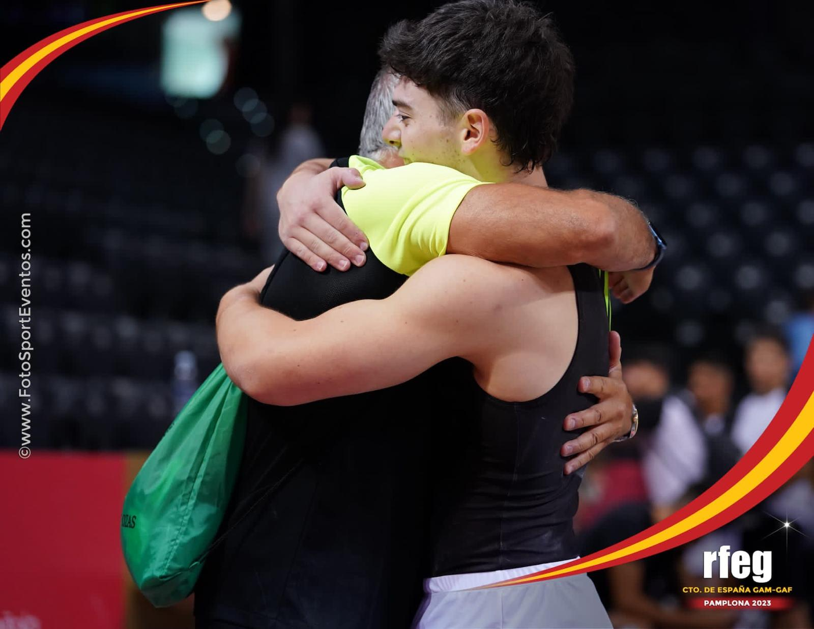 Entrenador y gimnasta celebrando en el Campeonato de España