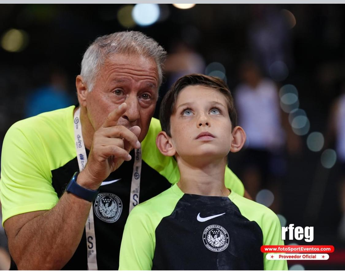 Entrenador dando indicaciones a un gimnasta