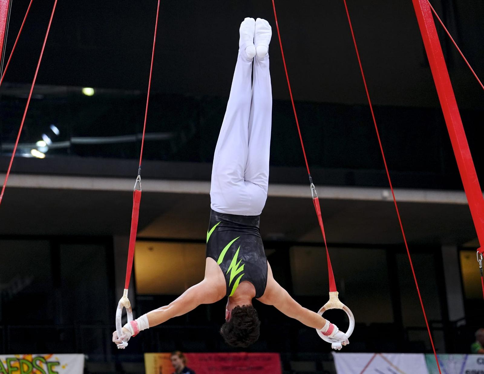 Gimnasta invertido en anillas