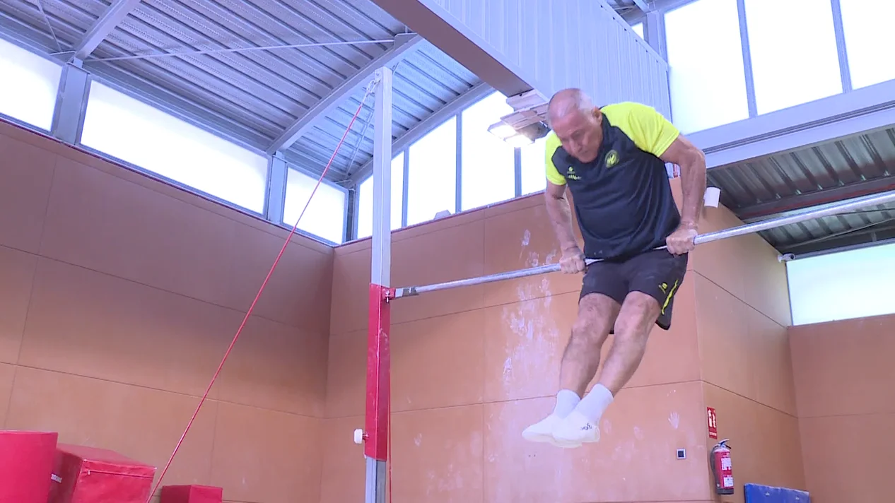 Gimnasta veterano del club ejecutando un ejercicio en la barra fija