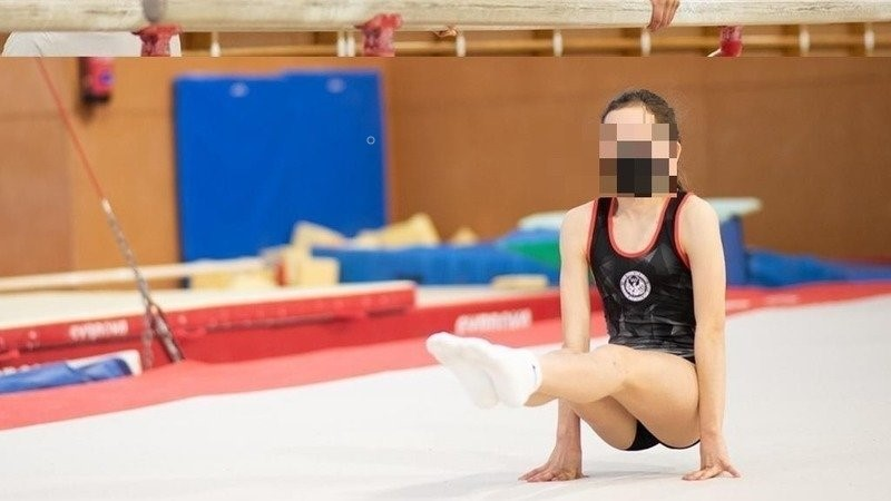 Gimnasta del club entrenando sobre el tapiz