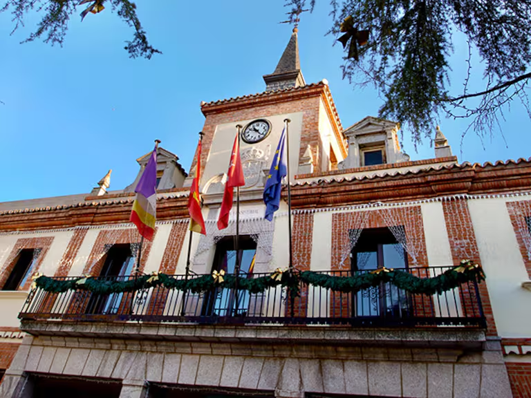 Fachada del Ayuntamiento de Las Rozas de Madrid con banderas